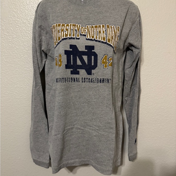 STARTER Tops - Notre Dame University Long Sleeve Graphic Tee Gray Small